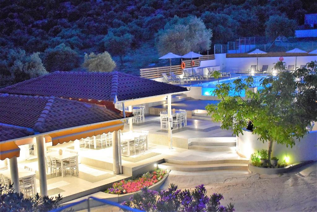 The restaurant and pool at night